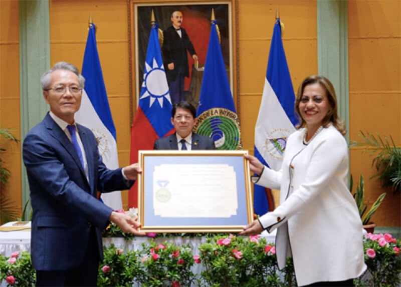 entrega-medalla-reconocimiento-taiwan